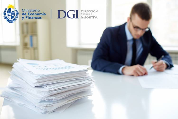 close-up-of-stack-of-documents-with-executive-background