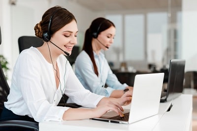 operador-centro-llamadas-que-responde-clientes-empresa-soporte-tecnico