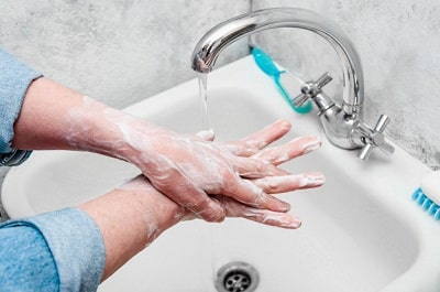mujer-lavando-muy-cuidadosamente-manos-jabon-coronavirus-epidemico-min